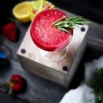 Low-carb strawberry rum fizz